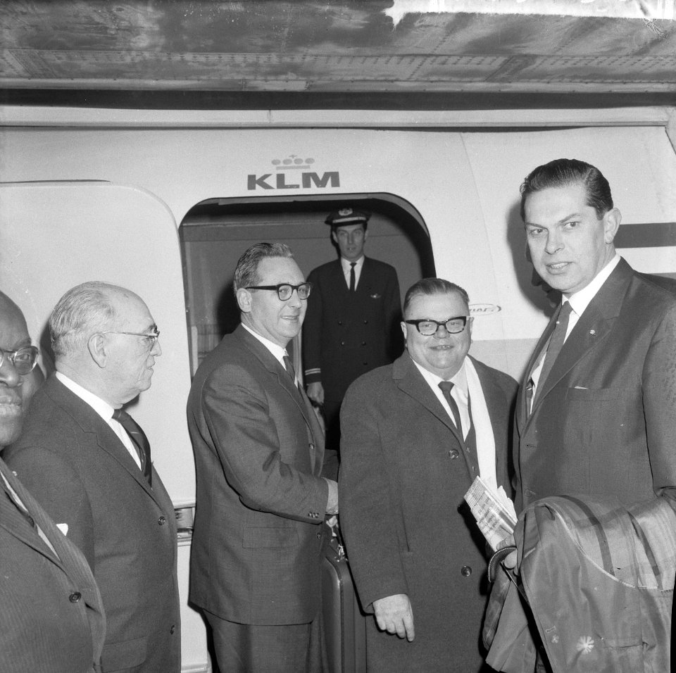 Minister Biesheuvel vertrekt vanaf Schiphol naar de West v.l.n.r. Elzerman, Jonk, Bestanddeelnr 917-3090