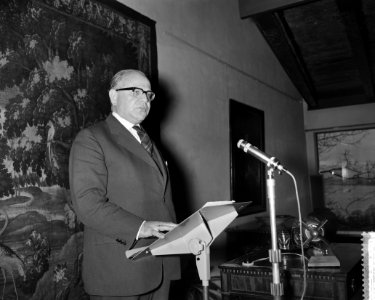 Minister Korthals opent in het Gemeentelijk Museum te Arnhem, de tentoonstelling, Bestanddeelnr 911-8290