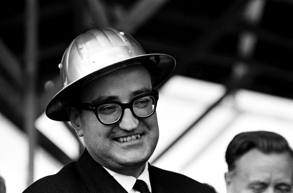 Minister Bogaers als heibaas te Delft bij de bouw van project Voorhof II Oost , Bestanddeelnr 915-6049