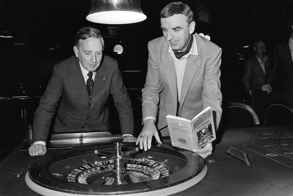 Minister Korthals Altes bij presentatie boek Roulette voor iedereen in Casino , Bestanddeelnr 932-8164