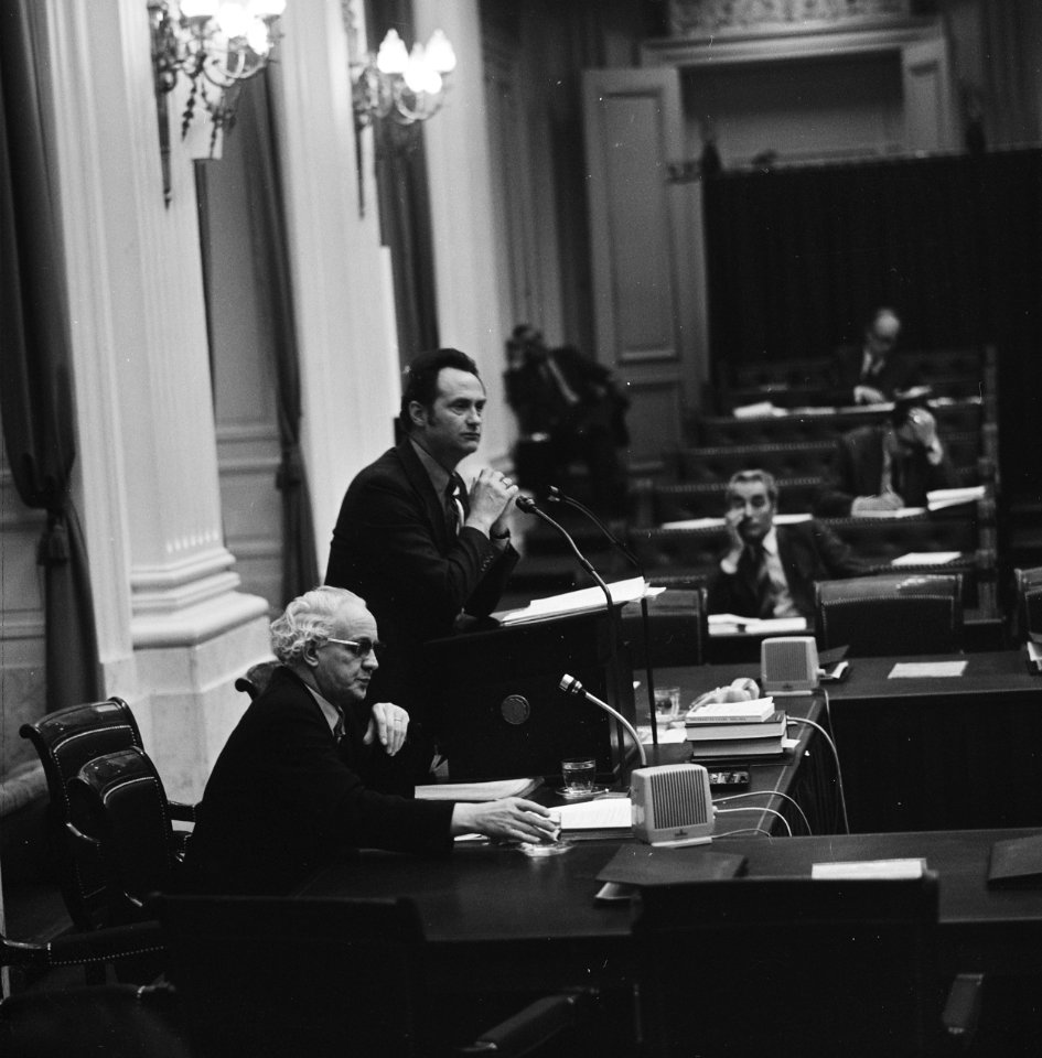 Minister Boersma achter het spreekgestoelte, staatssecretaris Mertens zittend o…, Bestanddeelnr 926-8232