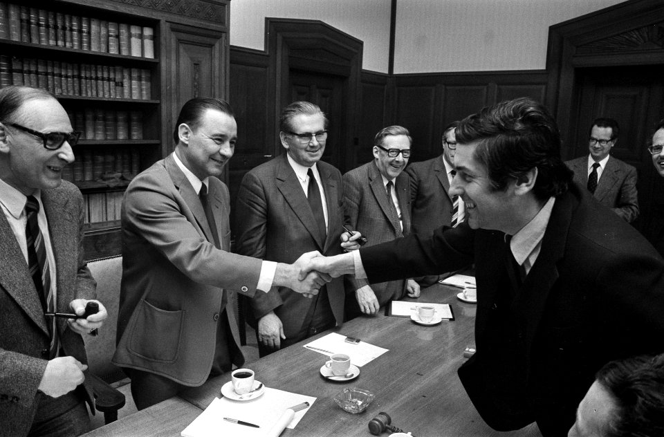 Minister Lubbers (r) schudt de hand van mr. Pors (voorzitter KVO) verder van lin, Bestanddeelnr 926-9761
