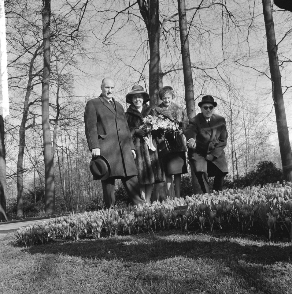 Minister Bot, de Keukenhof te Lisse geopend, Jacoba van Beijeren toont minister , Bestanddeelnr 917-5913