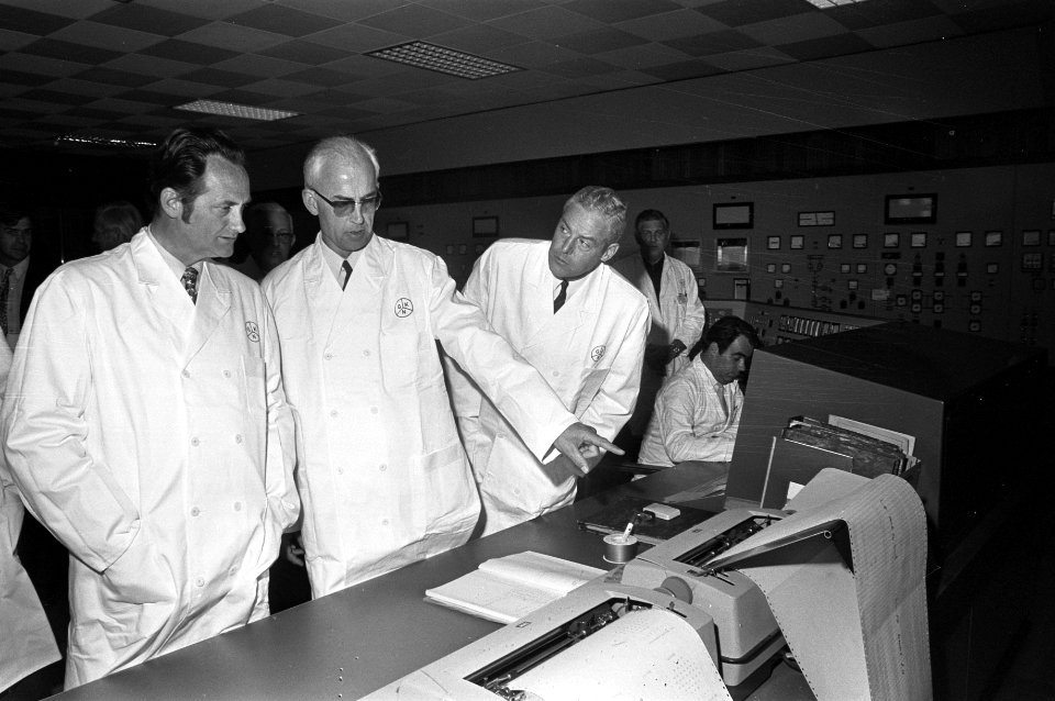 Minister Boersma (l) en de heer Woldrigh in de controle-kamer, Bestanddeelnr 925-6007