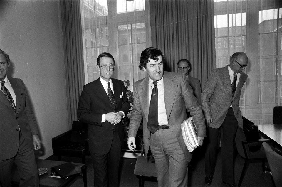 Minister Lubbers (r) met voorzitter jhr. F.O. Sickinghe, Bestanddeelnr 929-1442