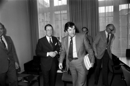 Minister Lubbers (r) met voorzitter jhr. F.O. Sickinghe, Bestanddeelnr 929-1442