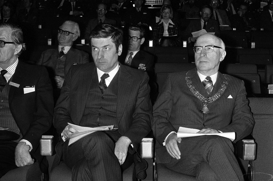 Minister Lubbers (l) en burgemeester Samkalden, Bestanddeelnr 927-0551