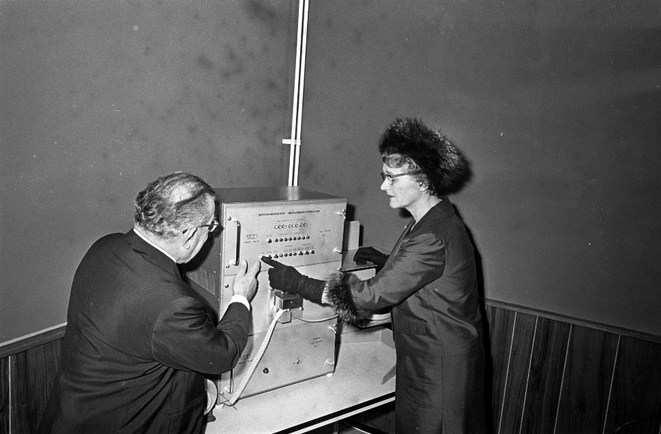 Minister Klompe braille drukmachine in Nederlandse Blindenbibliotheek in gebruik, Bestanddeelnr 921-2227