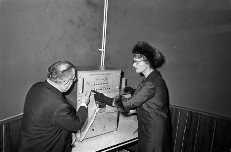 Minister Klompe braille drukmachine in Nederlandse Blindenbibliotheek in gebruik, Bestanddeelnr 921-2227
