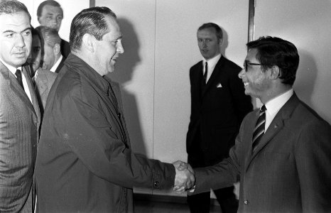 Minister Klompe en minister Lardinois arriveerden op Schiphol uit Suriname nr. 2, Bestanddeelnr 922-3132