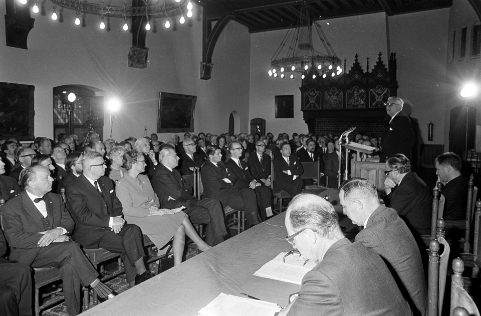 Minister Klompe heeft in de Rolzaal te Den Haag nieuwe leden van de Raad voor de, Bestanddeelnr 921-7787