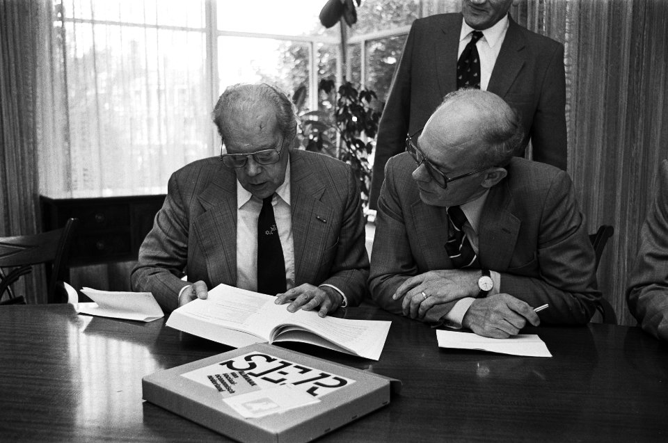 Minister Albeda(l) en mr B.N.J.Pompen, Bestanddeelnr 931-0074