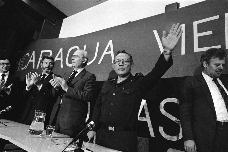 Minister Borge (r) begroet de zaal, Bestanddeelnr 932-7205