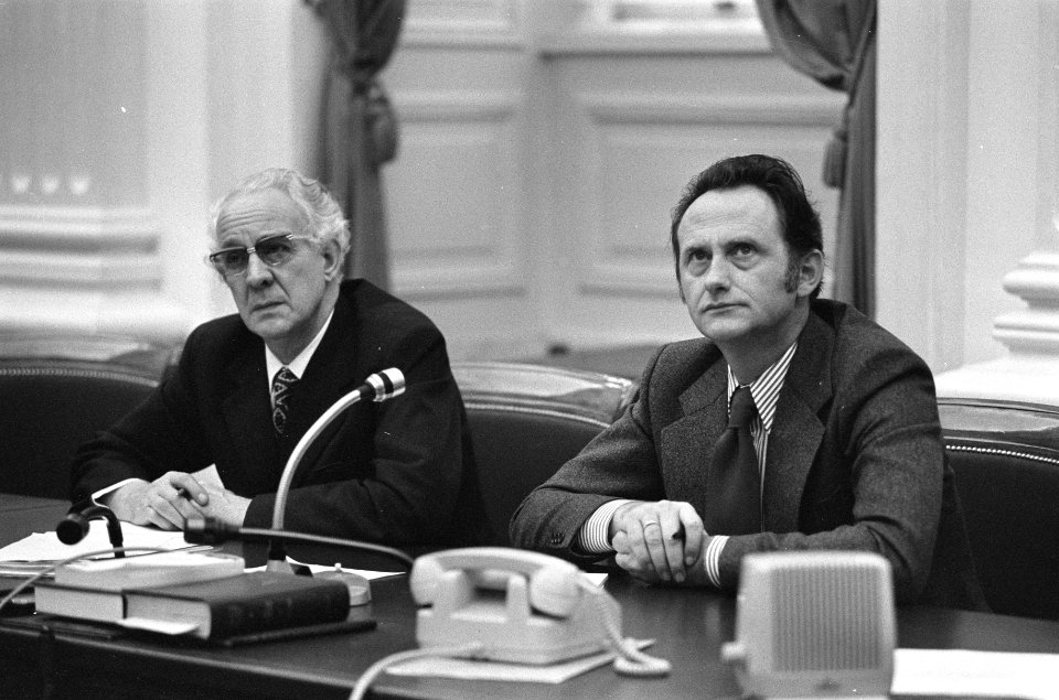 Minister Boersma en staatssecretaris Mertens (links), beide van Sociale Zaken, Bestanddeelnr 926-8133