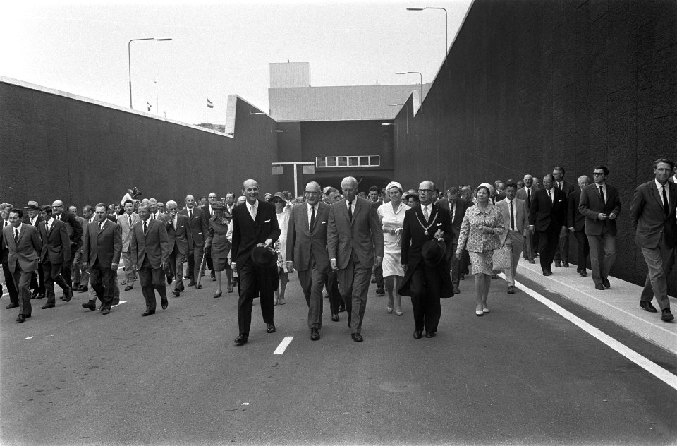 Minister Bakker en het gezelschap komen uit de tunnel gelopen, Bestanddeelnr 922-6528
