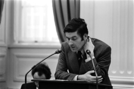 Minister Lubbers achter het spreekgestoelte, Bestanddeelnr 926-7812