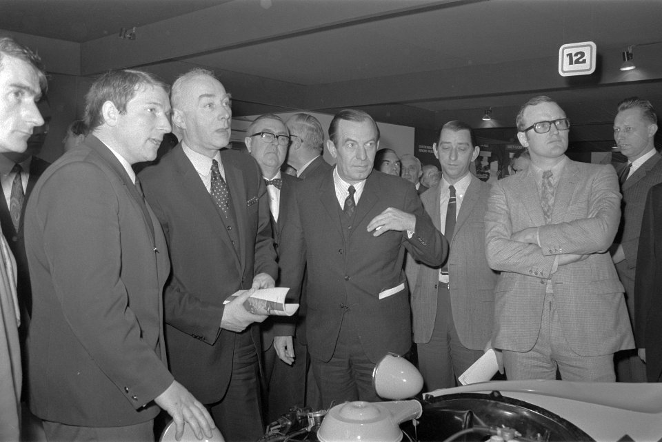 Minister Bakker opent autotentoonstelling in RAI, Amsterdam, Bestanddeelnr 924-2605
