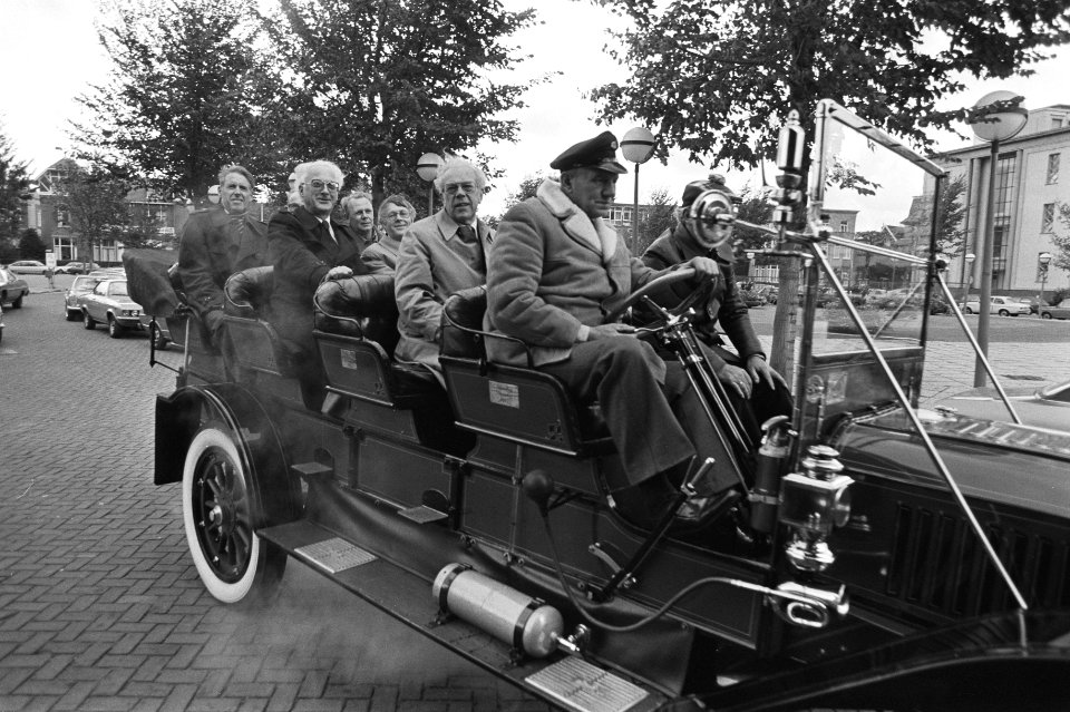 Minister Albeda begaf zich in stoomauto naar Nederlands Congresgebouw Den Haag v, Bestanddeelnr 931-0700