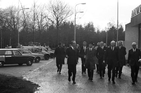 Minister Bakker stelt praatpalennet in ANWB-wegenwachtstation t Harde in gebruik, Bestanddeelnr 924-1147