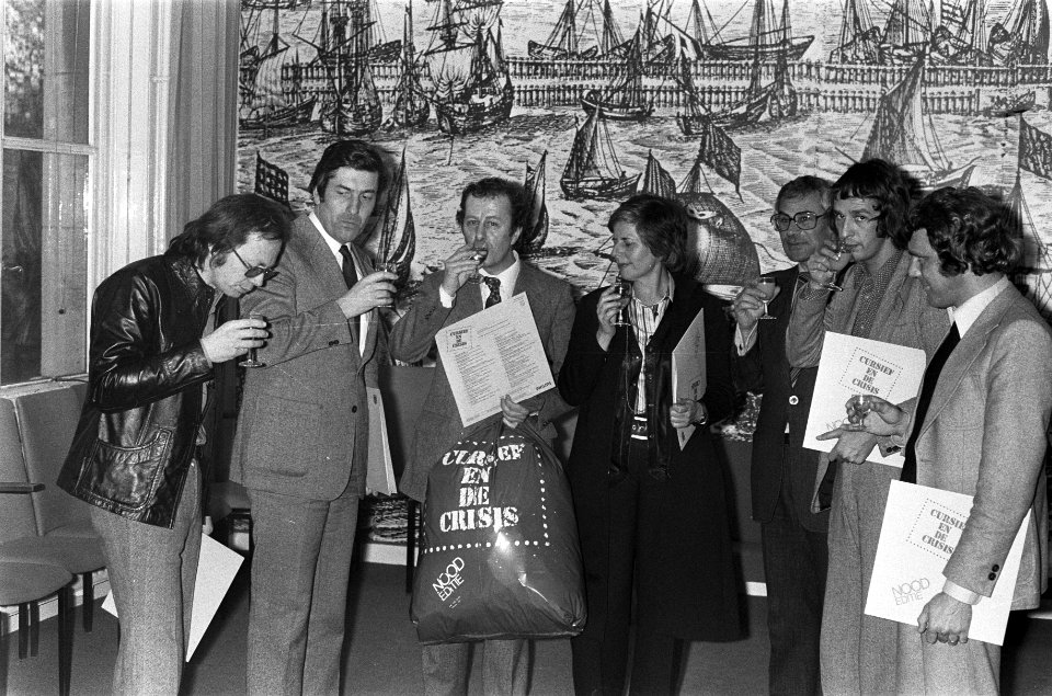 Minister Lubbers heft het glas met het radioteam, Bestanddeelnr 927-0029