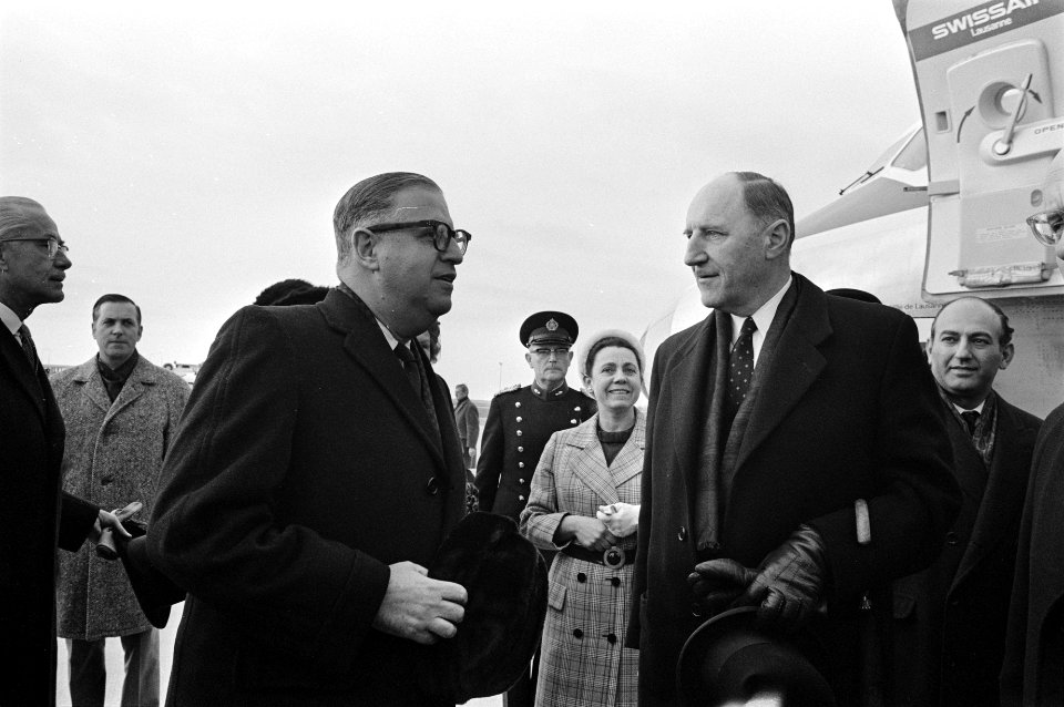 Minister Abba Eban van Buitenlandse Zaken van Israel arriveert op Schiphol voor , Bestanddeelnr 923-2575