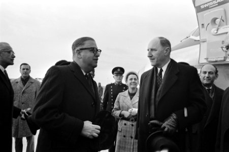 Minister Abba Eban van Buitenlandse Zaken van Israel arriveert op Schiphol voor , Bestanddeelnr 923-2575