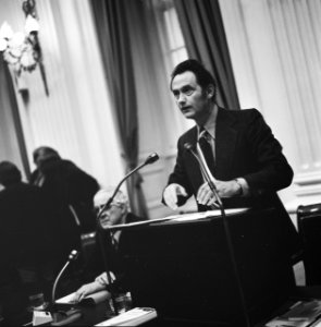 Minister Boersma achter het spreekgestoelte, Bestanddeelnr 926-8233