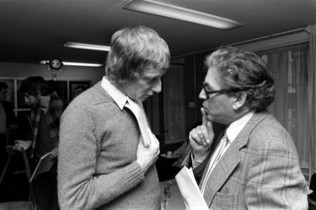 Mient Jan Faber in gesprek met Fred van der Spek (PSP), Bestanddeelnr 931-8387