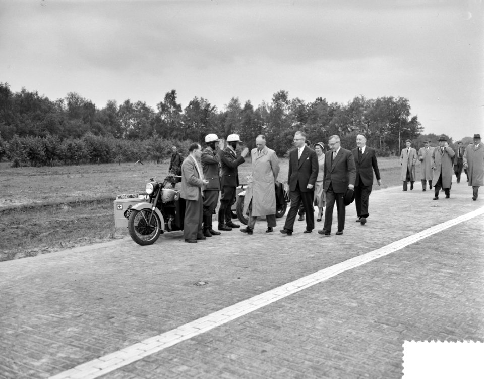 Minister Algera opent Rijksweg nummer 63 tussen Tilburg en Eindhoven, Bestanddeelnr 907-8542