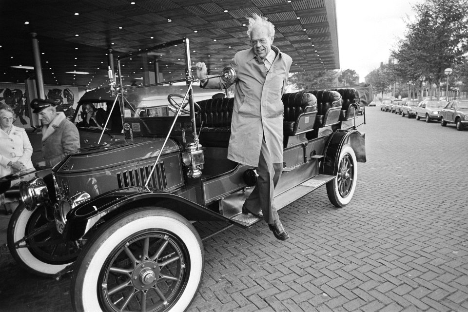 Minister Albeda begaf zich in stoomauto naar Nederlands Congresgebouw Den Haag v, Bestanddeelnr 931-0697