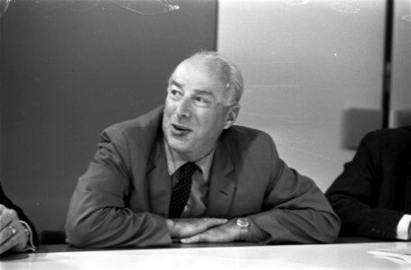 Minister Bakker terug uit Suriname op Schiphol minister Bakker, kop, Bestanddeelnr 922-1980