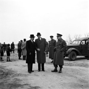 Minister Attlee in gesprek met militaire en civiele autoriteiten, Bestanddeelnr 900-2341