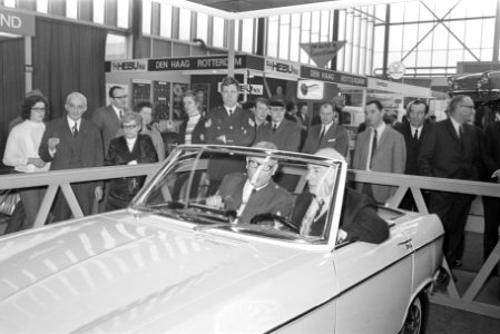 Minister Bakker opent autotentoonstelling in RAI, Amsterd minister Bakker in pol, Bestanddeelnr 924-2600