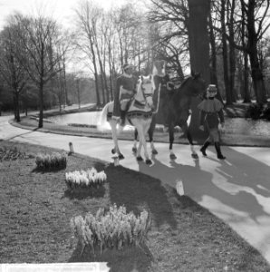 Minister Bot , de Keukenhof te Lisse geopend, Jacoba van Beijeren te paard, Bestanddeelnr 917-5924