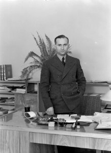 Mieczysław Obarski, hoofdredacteur van Polska AgencjaTelegraficzna ( PAT) staand, Bestanddeelnr 190-1256