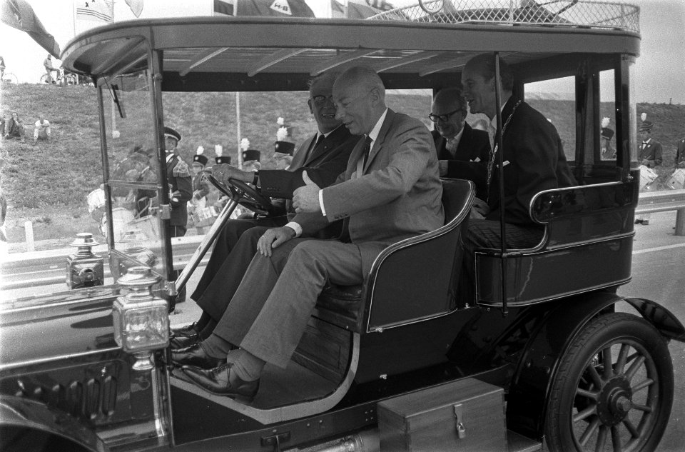Minister Bakker in een oude auto, Bestanddeelnr 922-6524