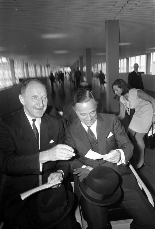Minister de Jong en minister Luns uit de VS op Schiphol minister de Jong (links), Bestanddeelnr 922-4742