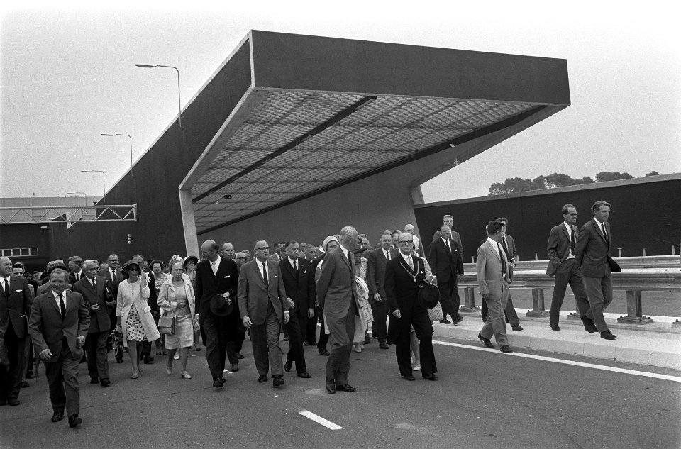 Minister Bakker en het gezelschap komen uit de tunnel, Bestanddeelnr 922-6529