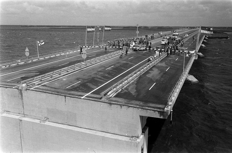 Minister Bakker opent Ketelburg, tussen Noordoostpolder en Oostelijk-Flevopolder, Bestanddeelnr 923-6710