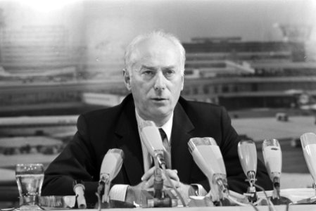 Minister Bakker arriveert op Schiphol uit Zuid-Afrika kop persconferentie, Bestanddeelnr 924-0288