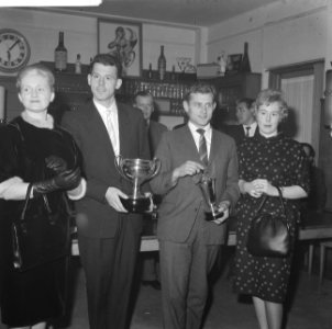 Mies Stolker , renner van het jaar, Henk Nijdam renner belofte. Mies Stolker en , Bestanddeelnr 913-3705
