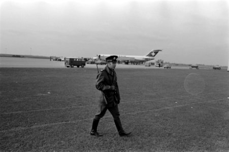Minister Abba Eban van Buitenlandse Zaken van Israel arriveert op Schiphol voor , Bestanddeelnr 923-2572