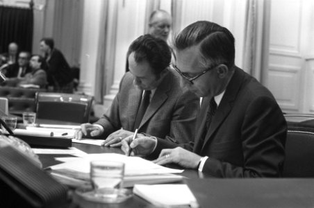 Minister Boersma (l) en minister Nelissen achter de regeringstafel, Bestanddeelnr 925-5402
