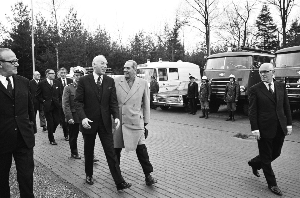 Minister Bakker stelt praatpalennet in ANWB-wegenwachtstation t Harde in gebruik, Bestanddeelnr 924-1141