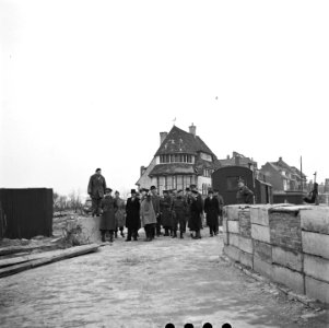 Minister Attlee vergezeld door Britse, Canadese, Amerikaanse en Nederlandse mili, Bestanddeelnr 900-2342