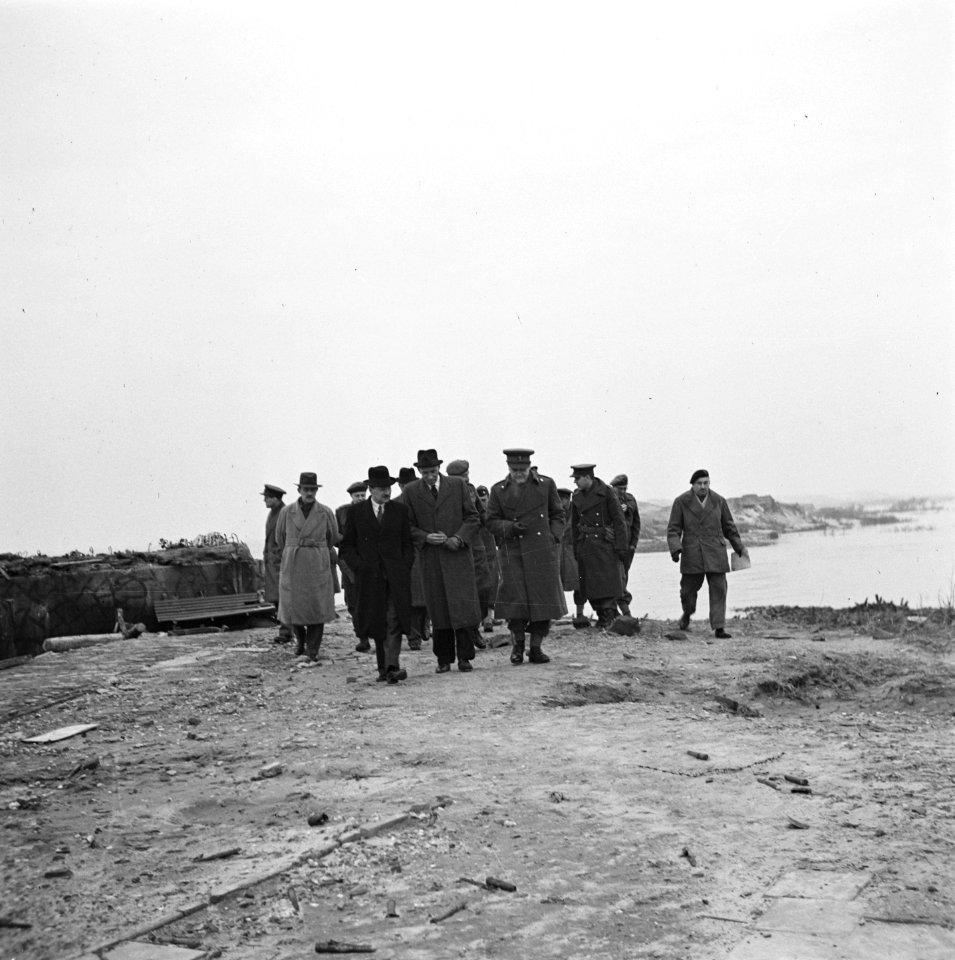 Minister Attlee met militaire en civiele autoriteiten, Bestanddeelnr 900-2346