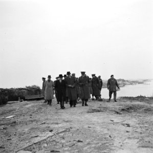 Minister Attlee met militaire en civiele autoriteiten, Bestanddeelnr 900-2346