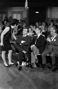 Mies en Scene Mies Bouwman in gesprek met Jan Blaser (midden) en Loe Lap, Bestanddeelnr 922-2024