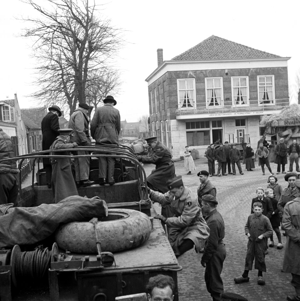 Minister Attlee in Serooskerke, kruising Noordweg bij de kerk, Bestanddeelnr 900-2356
