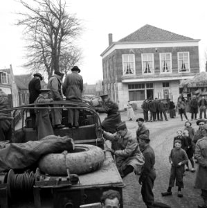 Minister Attlee in Serooskerke, kruising Noordweg bij de kerk, Bestanddeelnr 900-2356
